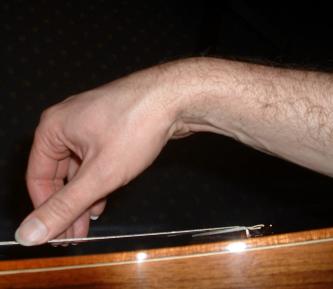 rechte Hand beim Gitarrenspiel